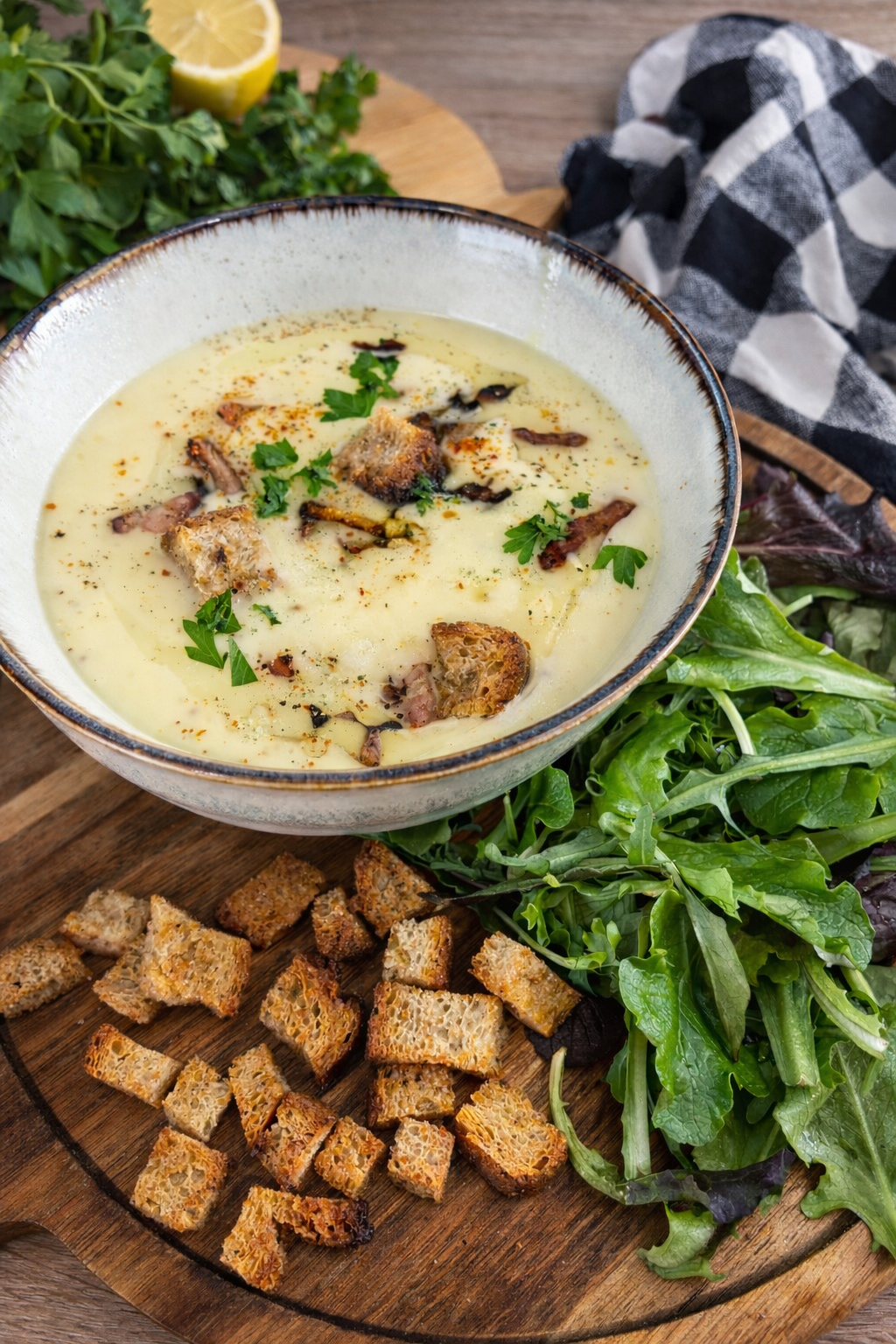 Velouté de navets et pommes de terre & lardons grillés