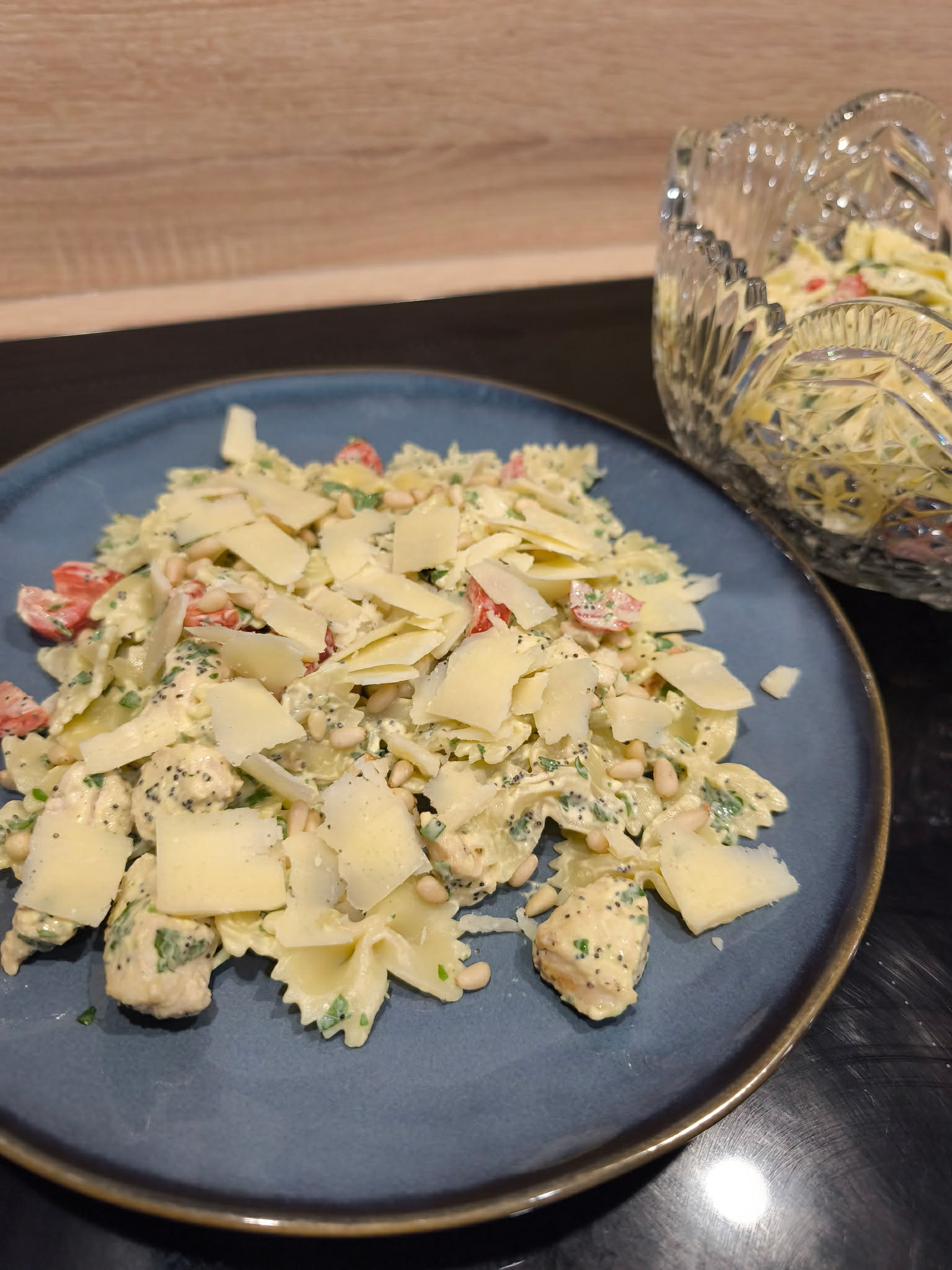 Salade de pâtes au poulet rôti, parmesan et persil