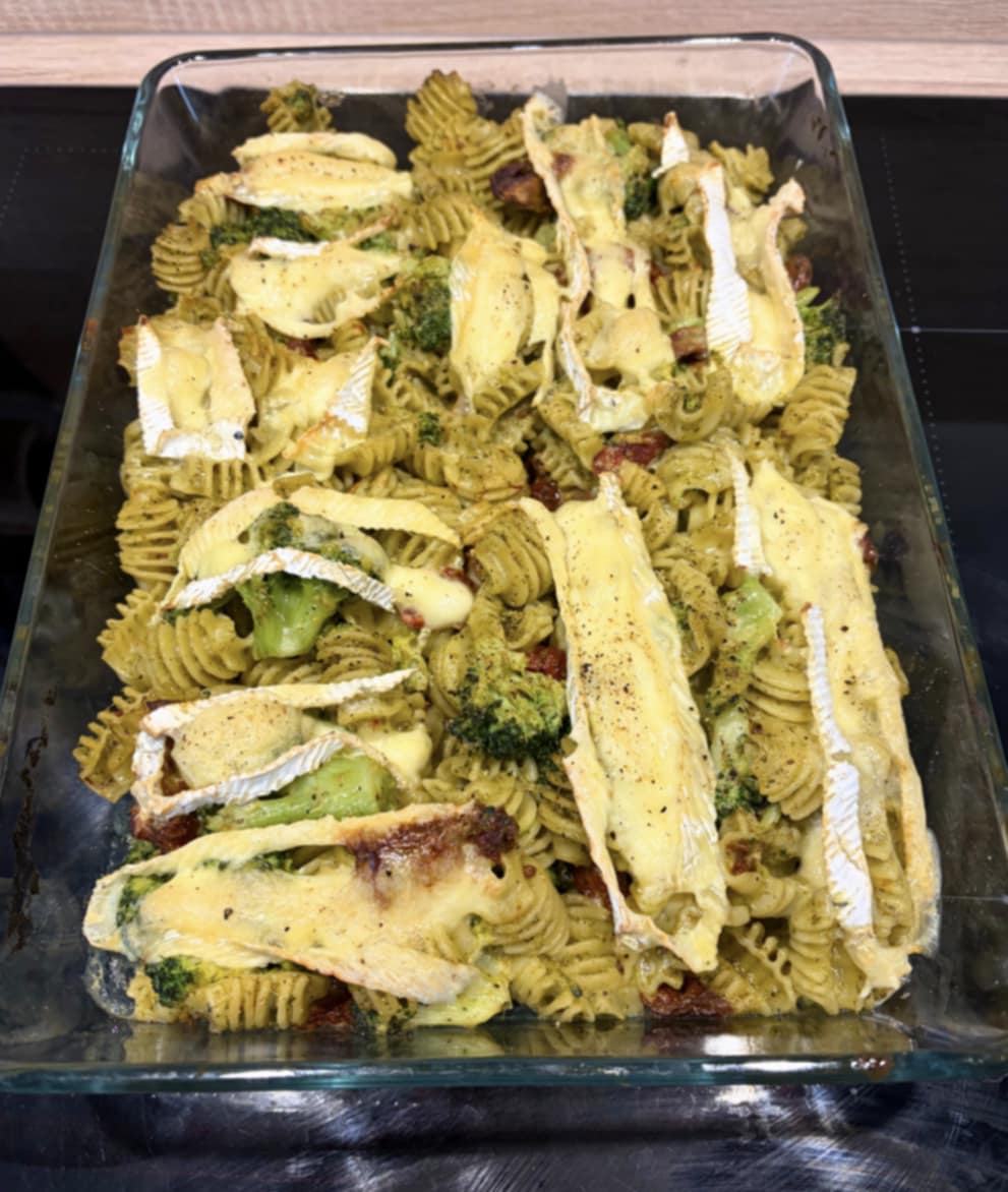 Gratin de pâtes aux légumes, pesto et brie