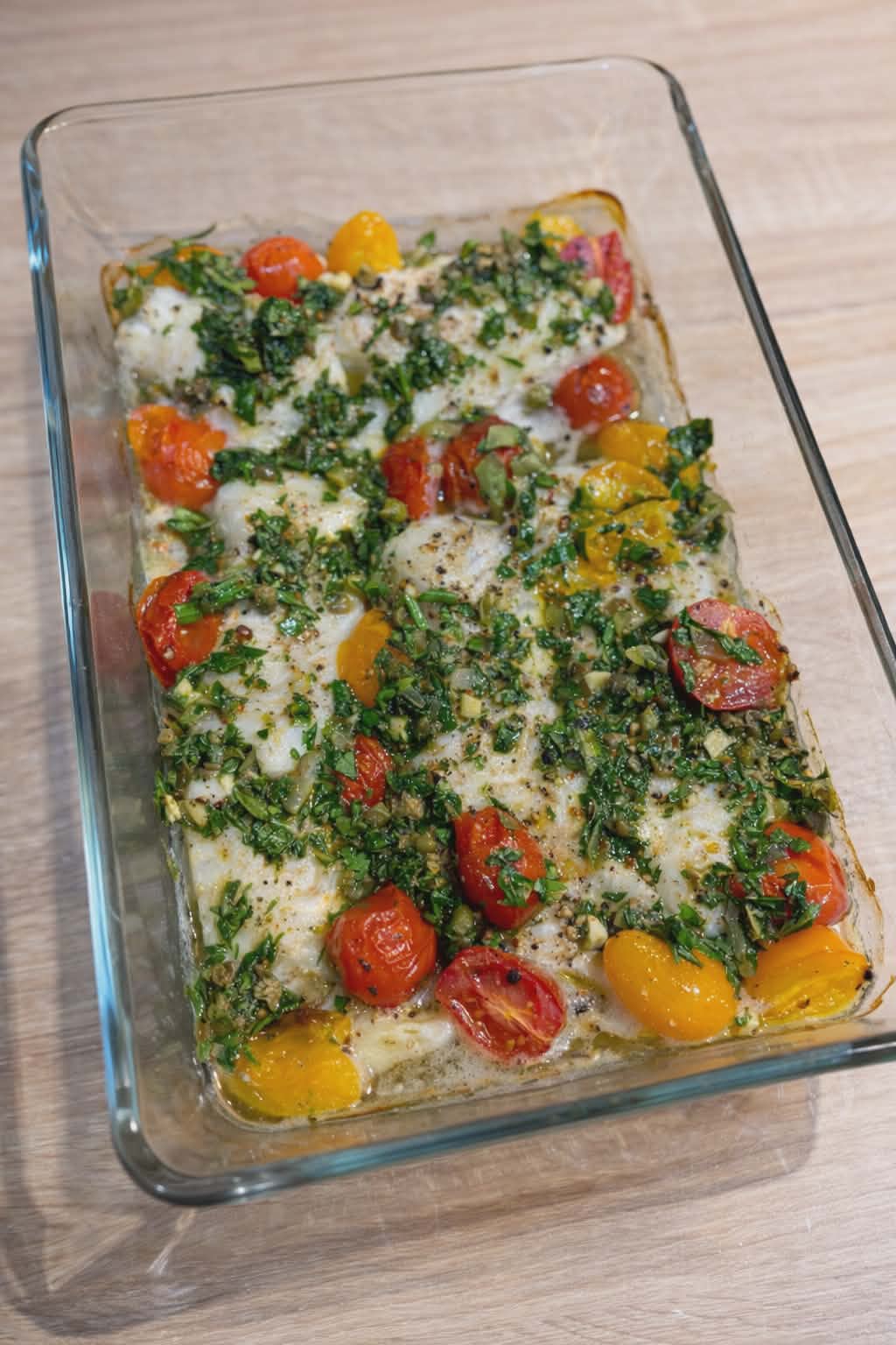 Dos de merlu rôti, persil, citron confit et tomates cerise