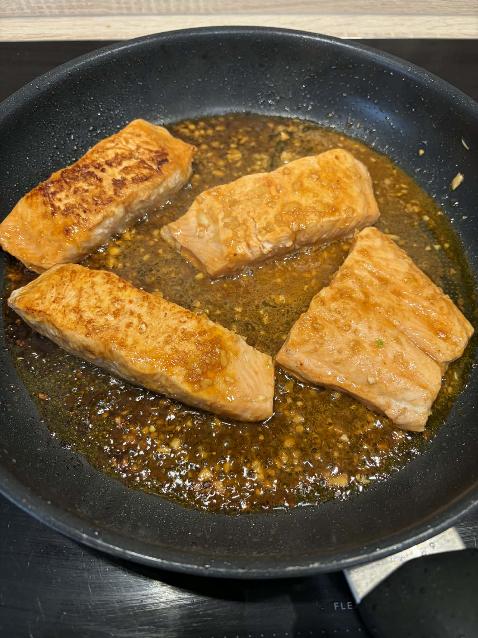 Pavés de saumon marinés, sauce soja, miel et piment