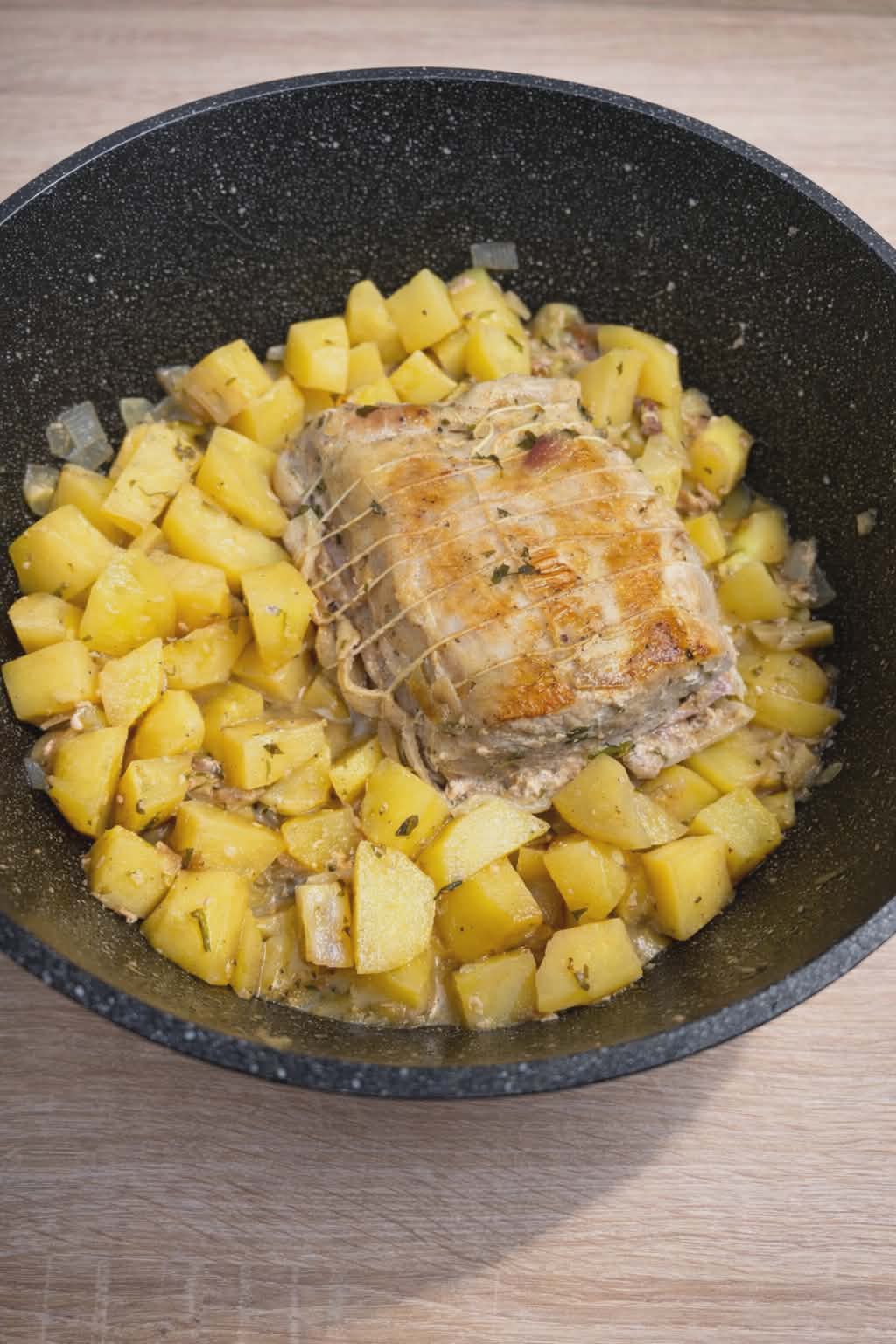 Rôti de porc en cocotte, échalotes et pommes de terre